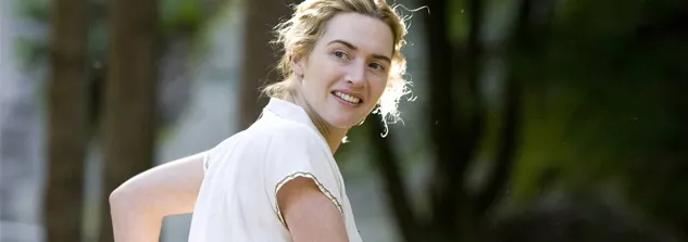 Personagem Hanna andando de bicicleta em um bosque, sorrindo e olhando para trás
