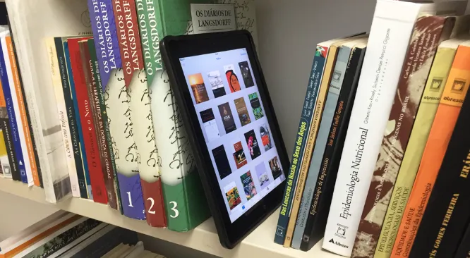 imagem de kindle entre livros