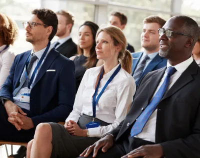Pesquisadores reunidos em um congresso científico