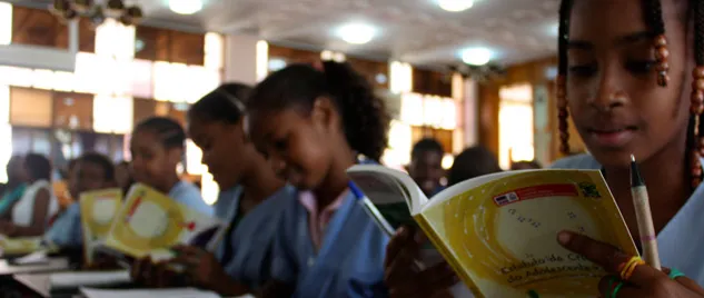 meninas cabo verdianas lendo livro